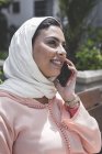 Nahaufnahme einer Marokkanerin mit Hijab beim Telefonieren — Stockfoto