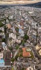 Vista aérea al distrito de la ciudad con edificios residenciales y pequeño parque. - foto de stock