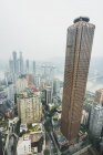 Небоскреб в инфраструктуре огромного промышленного мегаполиса Чунцин в тумане, Китай — стоковое фото
