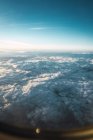 Blick auf weiße Wolken am blauen Himmel von oben — Stockfoto