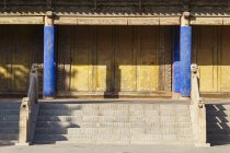 Экстерьер храма Дафоси в солнечном свете, Чжанъе, Китай — стоковое фото