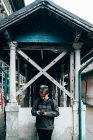 Mann steht mit Kamera vor altem schäbigen Gebäude — Stockfoto
