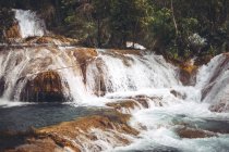 Водопад и скалы в джунглях в Чьяпасе, Мексика — стоковое фото