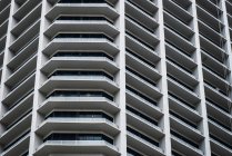 Close-up de Paredes de edifício alto na cidade — Fotografia de Stock