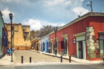 Edifícios coloridos na rua em Oaxaca, México — Fotografia de Stock