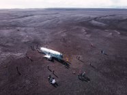 Avião caiu no deserto escuro com as pessoas, Islândia — Fotografia de Stock