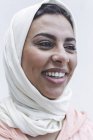 Retrato de mulher marroquina rindo com hijab — Fotografia de Stock