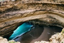 Отверстие в скале, португальское побережье — стоковое фото