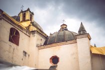Фасад старі пошарпаний церкви в Сан-Крістобаль де-Лас-Касас, Чьяпас, Мексика — стокове фото