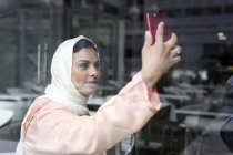 Elegante marokkanische Frau mit Hijab und typisch arabischem Kleid beim Selfie — Stockfoto
