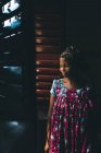 КАМЕРУН - АФРИКА - 5 апреля 2018 года: Довольно африканская женщина смотрит в сторону — стоковое фото