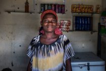 Angola - afrika - 5. april 2018 - Porträt einer schwarzen Frau, die im Dorfladen arbeitet und in die Kamera blickt — Stockfoto