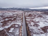 Estrada através de terra nevada na Islândia — Fotografia de Stock