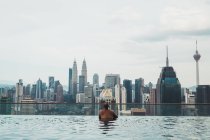 Человек плавает в центре города — стоковое фото
