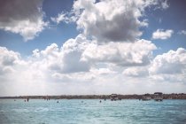 Pessoas nadando no mar com pequeno barco à vela, Caribe mexicano — Fotografia de Stock