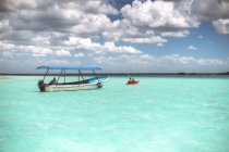 Boote in türkisfarbenem karibischem Meer mit bewölktem Himmel, Mexiko — Stockfoto