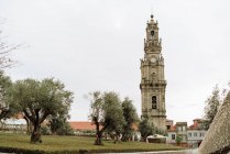 Колокольня церкви Clerigos Church Torre dos Clerigos, Порту, Португалия — стоковое фото