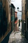 Petite rue étroite dans la vieille ville, Porto, Portugal — Photo de stock
