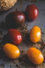 Pomodori; verdure fresche su fondo nero — Foto stock