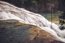 Cachoeira incrível localizada na selva em Chiapas, México — Fotografia de Stock