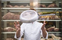Chef cuisinier vomissant poêle au restaurant — Photo de stock