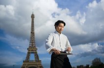 Chef japonês com facas em pé em frente à Torre Eiffel em Paris — Fotografia de Stock