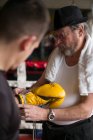 Дорослий тренер зав'язує боксерську рукавичку на руці спортсмена в кільці . — стокове фото