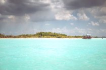 Magnifique mer et côte des Caraïbes avec bateau sur fond, Mexique — Photo de stock