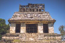 Пирамида Майя расположена в городе Паленке в Чьяпасе, Мексика — стоковое фото
