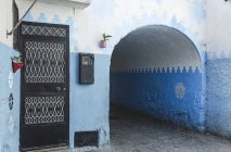 Типичная марокканская дверь и уличная арка, Танжер, Марокко — стоковое фото