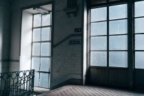 Eingangshalle mit schmutzigen Fenstern und Treppen im Gebäude — Stockfoto
