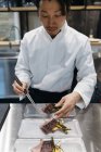 Chef che prepara i piatti con le bacchette nel ristorante — Foto stock