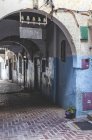 Traditional arabic street with arch, Tanger, Morocco — Stock Photo