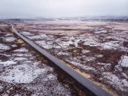 Route à travers les terres enneigées en Islande — Photo de stock