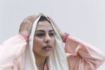 Marokkanische Frau trägt Hijab auf weißem Hintergrund — Stockfoto