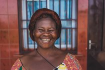 Kamerun - Afrika - 5. April 2018: lächelnde Afrikanerin blickt in die Kamera — Stockfoto