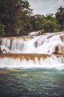 Удивительный водопад, расположенный в джунглях в Чьяпасе, Мексика — стоковое фото