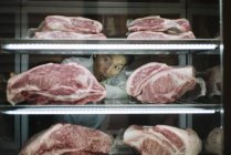 Японський Кук розміщені Ваге яловичина на полиці в холодильнику — стокове фото