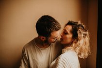 Romantico giovane coppia abbracciare a wal — Foto stock