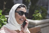 Gros plan de la femme marocaine avec hijab parlant au téléphone — Photo de stock
