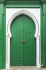 Típicas puertas de entrada verde árabe con arco, Marruecos - foto de stock
