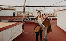 Paar mit Decke amüsiert sich auf Terrasse in der Altstadt — Stockfoto