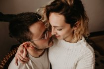 Glücklicher Mann und Frau, die sich umarmen — Stockfoto