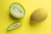 Layout creativo fatto di melone fresco. Piatto. Melone — Foto stock