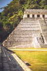 Außenseite der Maya-Pyramide in der Stadt Palenque in Chiapas, Mexiko — Stockfoto