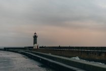Torre faro a oceano ondulato, Oporto, Portogallo — Foto stock