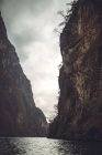 Rio calmo que flui em Sumidero Canyon, Chiapas, México — Fotografia de Stock