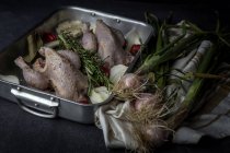 Rohe ganze Hühnchen fertig zum Braten auf Backform mit Zutaten — Stockfoto