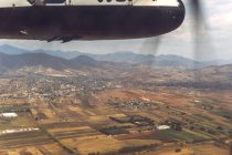 Облака и вид на землю с самолета — стоковое фото