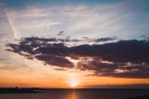 Морской пейзаж и облачное драматическое небо на закате — стоковое фото